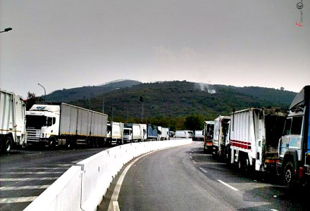 Autocompattatori all'ingresso dello Stir di Tufino