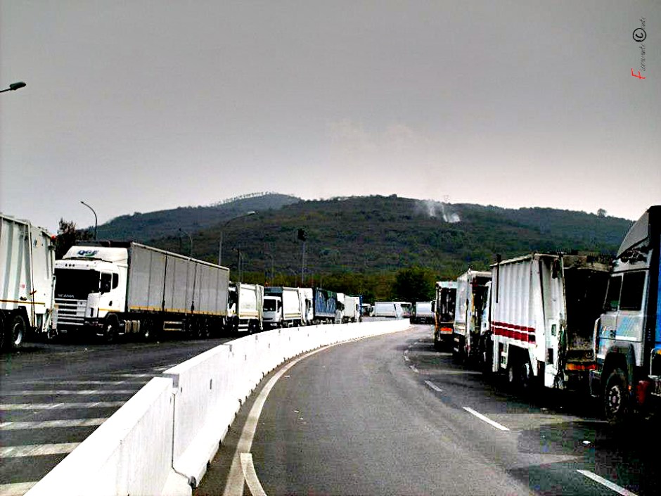 Autocompattatori all'ingresso dello Stir di Tufino