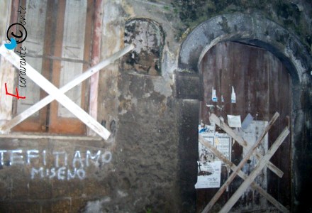 Finestre e porte sbarrate, Oratorio di San Paolino, Nola