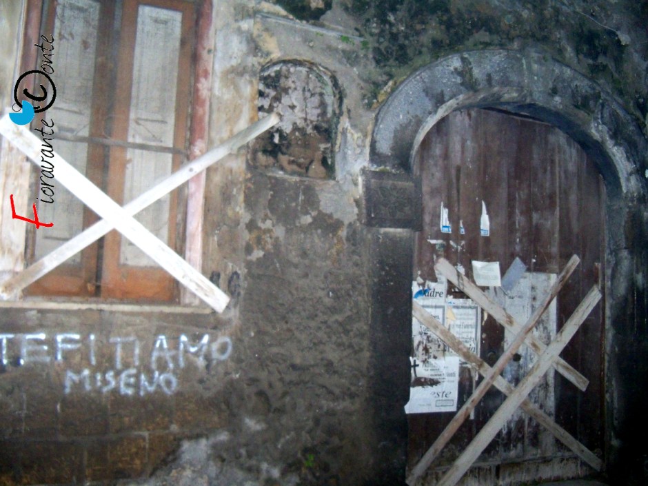 Finestre e porte sbarrate, Oratorio di San Paolino, Nola