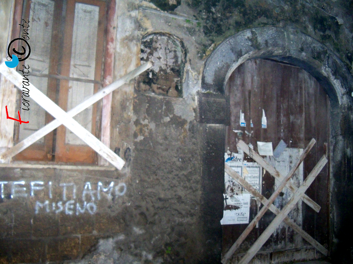 Finestre e porte sbarrate, Oratorio di San Paolino, Nola