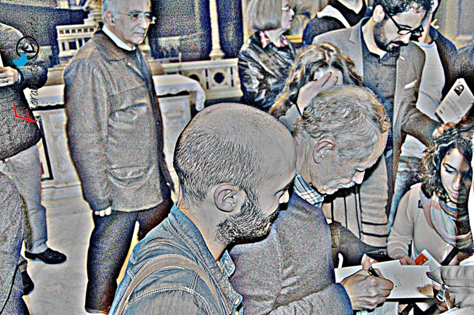 Erri De Luca firma i libri